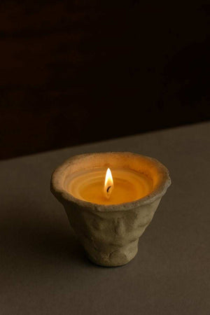 Black tea scented candle by ONEKILN with warm, refined black tea aroma for a cozy, elegant home atmosphere